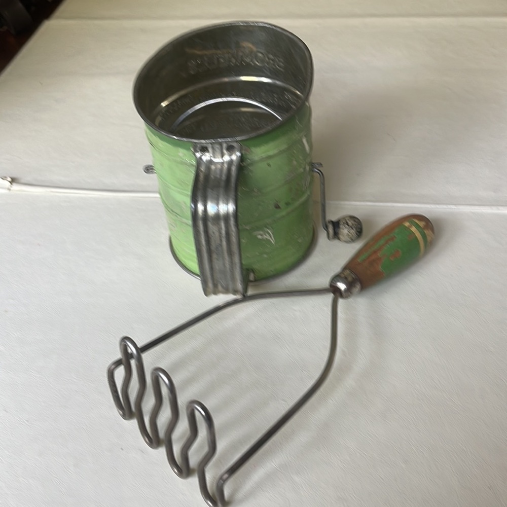 #Bromwells5 cup sifter,#primitive  #farmhouse potato masher
#vintage kitchen